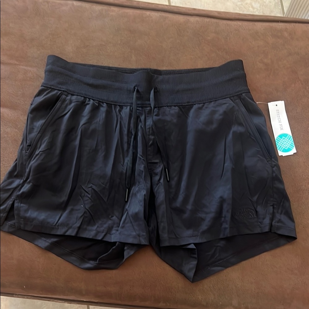 The North Face Women's Black Shorts Size Small New With Tags